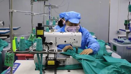 记者探访防护用品生产车间 工人加紧生产保障需求