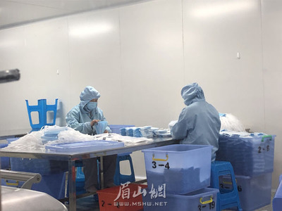 不涨价!我市两家生产医疗用品企业加班加点生产口罩等防护用品