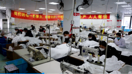 为了让这家日均生产3000套防护服上海企业正常运转!公安上门蹲点帮困…