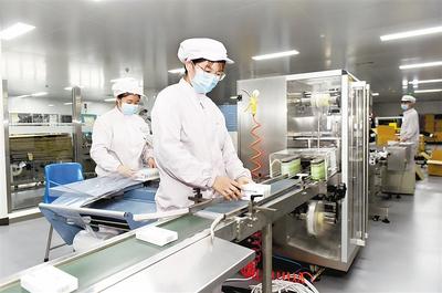 多生产一件防护服,白衣战士就多一重保护