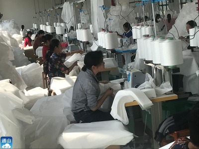 南林桥镇:扶贫工坊生产忙