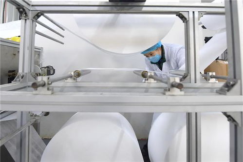 河北唐山 加紧生产防护用品 助力抗击肺炎疫情