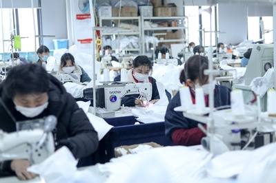 防护服紧缺?这家企业仅用了5天时间转产防护服,日产量已达9000件