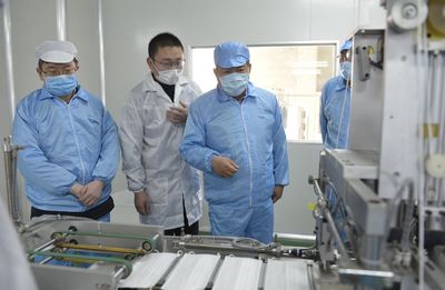 方伟调研医护用品生产企业,强调要全力支援疫情防控物资供应
