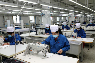 鄂尔多斯 人民健康高于一切，防护用品生产车间全力以赴保供应