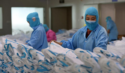 全民防疫物资生产忙 守护健康防护用品保供应